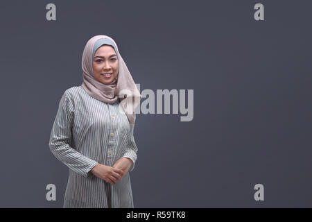 Bella asiatica donna musulmana in hijab con posa rilassata Foto Stock