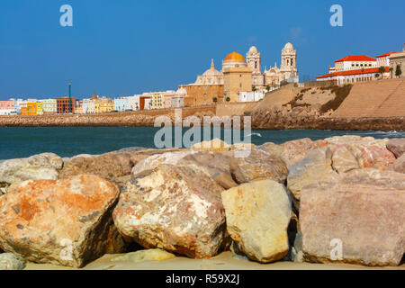 Spiaggia e cattedrale di Cadice, Andalusia, Spagna Foto Stock