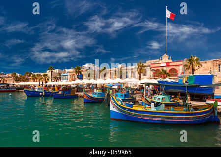 Taditional eyed barche Luzzu di Marsaxlokk, Malta Foto Stock