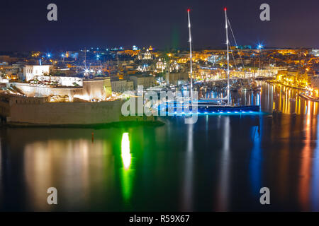 Tre città come si vede da Valletta di notte, Malta Foto Stock