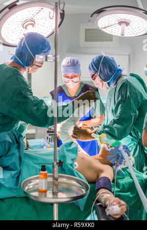 Posa in opera di band-aiuto dopo aver aperto la riduzione e la fissazione interna (OSE) di una frattura dell'avambraccio da osteosintesi, ospedale di Angouleme, Francia. Foto Stock