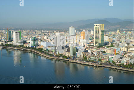 DA NANG, VIETNAM - MARZO 19, 2015: Vista di Da Nang city centre, Vietnam. Da Nang è la terza città più grande del Vietnam. Foto Stock