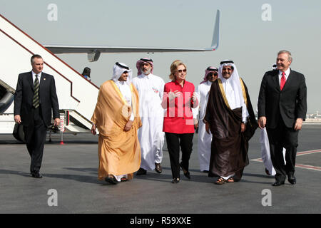 Da destra a sinistra: ambasciatore statunitense in Qatar Joseph Lebaron, ambasciatore Ali Al-Hajri, Qatar ambasciatore presso gli Stati Uniti, U.S. Il segretario di Stato Hillary Rodham Clinton, e l'Ambasciatore Mohammed bin Khater Al-Khater Direttore del Dipartimento del Protocollo a Doha, in Qatar Foto Stock