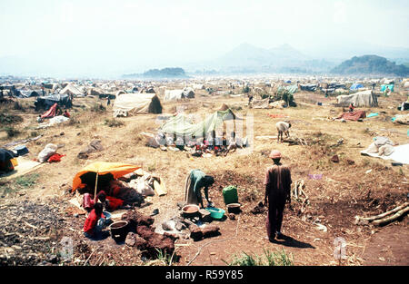 1994 - Colpo di Kibumba Refugee Camp a Goma, Zaire. Si stima che 1,2 milioni di rifugiati ruandesi sono fuggiti in Zaire dopo una guerra civile scoppiata nel loro paese. Foto Stock