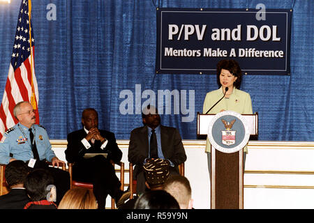 2002 - Il Segretario Elaine Chao visiti il tabernacolo del sud-est della chiesa battista Southeat in Washington, DC per il pubblico / privato Ventures Mentoring evento Foto Stock