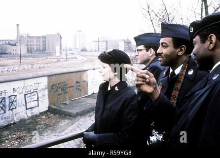 2/9/1982 - Nel corso di un tour, Stati Uniti Forze Aeree in Europa eccezionale Avieri dell'anno guardare oltre il muro di Berlino in Berlino Est. Foto Stock