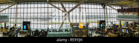 9 settembre 2017 Londra/UK - Vista Panoramica di Heathrow Airport Terminal 5 area lounge e alte finestre in un giorno di pioggia Foto Stock