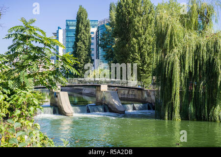 L'acqua della diga e il ponte sul fiume Dambovita nel centro di Bucarest, Romania Foto Stock