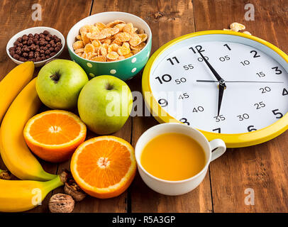 Una sana prima colazione fatta in casa di muesli, mele, frutta fresca e noci Foto Stock