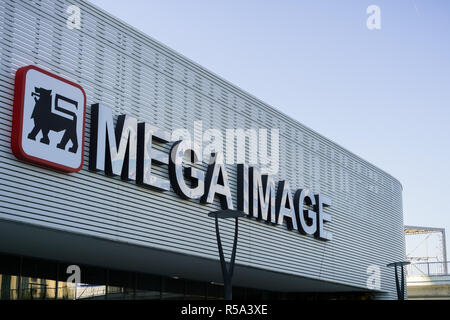 Settembre 15, 2017 Bucarest/Romania - Mega Immagine logo sopra l'ingresso del negozio Foto Stock