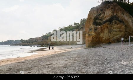 I pescatori sulla spiaggia Praia Falesia nei pressi di Albufeira Foto Stock