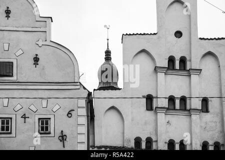 Facciata di case medievali nella città di Riga in autunno Foto Stock