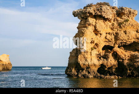 Elephant Rock sulla spiaggia Sao Rafael vicino a Albufeira Foto Stock