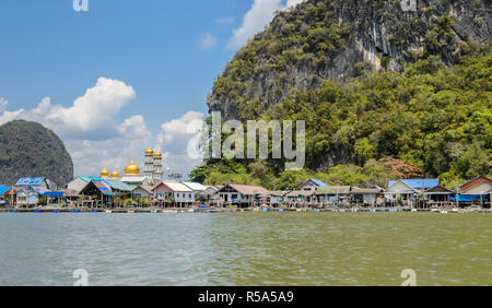 Ko Panyi o Koh Panyee, floating villaggio di pescatori in Phang Nga, Thailandia Foto Stock