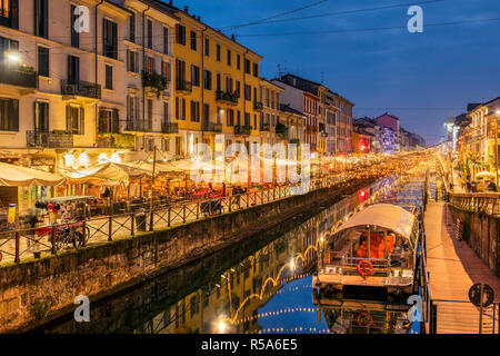 Vista notturna del Naviglio Grande canal, Milano, Lombardia, Italia Foto Stock