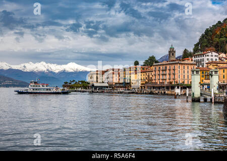 Vista invernale di Bellagio, Lago di Como, Lombardia, Italia con le Alpi innevate in background Foto Stock