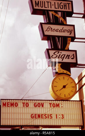 Non tutti i commercianti hanno concordato con l'Oregon del governatore ordine esecutivo limitandone al neon e illuminazione commerciale. Questa luce al neon di società di cui al brano biblico che recita "Sia la luce!" al Portland 10/1973 Foto Stock