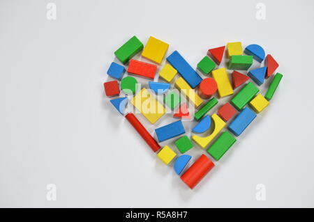 Un cuore composta di coloratissimi blocchi in legno Foto Stock