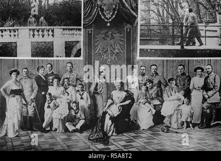 La fine della guerra e l'abdicazione dell'Imperatore Guglielmo, ha segnato la fine della famiglia di Hohenzollerns alla ribalta della società tedesca e royalty. La foto di gruppo mostra la famiglia Hohenzollern all'altezza della loro popolarità e da destra a sinistra sono:-- principe Oscar e la moglie, il duca di Brunswick, sua moglie e i suoi due figli; il principe August Wilhelm, moglie e bambino; il principe Joachim e moglie; l'ex-Kaiserin ed ex-Kaiser Wilhelm; l'ex-Crown Prince, sua moglie e cinque bambini; il principe Adelburt e moglie; il principe Eitel Federico e sua moglie (ora divorziati) Foto Stock