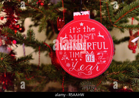 Red ornamento di Natale con iscrizione ' è il più meraviglioso periodo dell'anno". Foto Stock