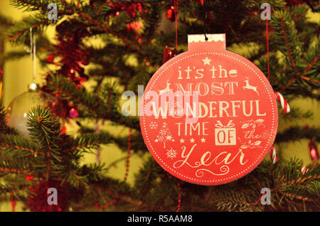 Iscrizione su di ornamento di Natale ' è il più meraviglioso periodo dell'anno". Foto Stock