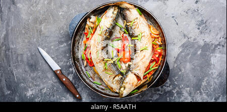 Grigliate di pesce farcito con diversi ortaggi.i frutti di mare.pelengas cotti al forno Foto Stock
