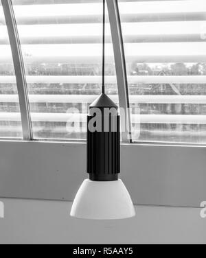 Artistiche foto in bianco e nero di una luce a soffitto. interessanti forme e design. Foto Stock