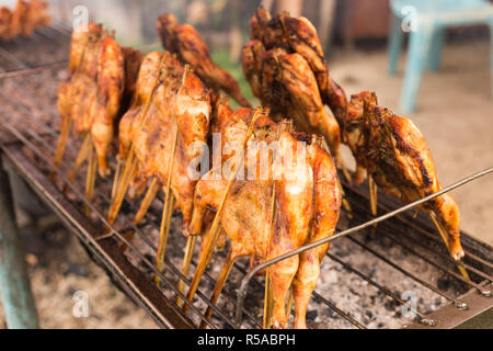 Grigliare il pollo nel bastone di bambù Foto Stock