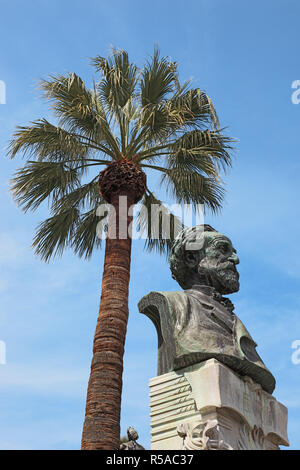 Busto di Giuseppe Verdi di fronte al teatro dell'opera in Piazza Verdi, Palermo, Sicilia, Italia Foto Stock