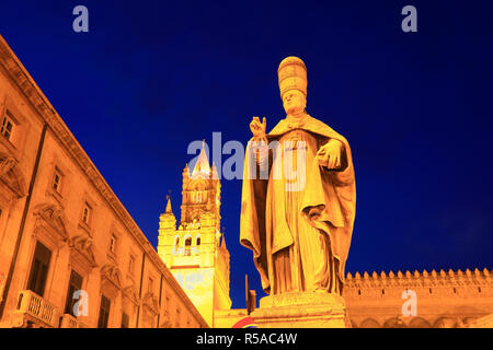 La santa figura di fronte ovest la Torre della cattedrale Maria Santissima Assunta, Palermo, Sicilia, Italia Foto Stock