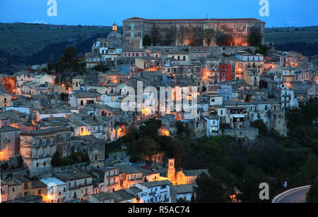 Trimestre Ragusa Ibla al tramonto, Ragusa, Sicilia, Italia Foto Stock