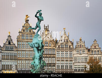 Statua di Brabo sul Grote Markt di Anversa. Belgio Foto Stock