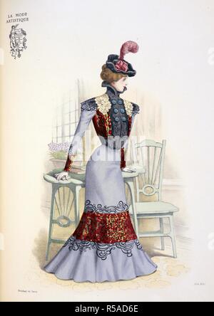 Design by Emma e Marie Weille. Il mantello è sbarrata con una vasta inserita banda di 'Kachemyr', un materiale variegato. Tale inserimento è delimitata su ciascun lato con ricami in seta nera. La camicetta e il collare sono di broadtail e i pulsanti sono turchesi. Su di essa è un po' usurata bolero del Kachemyr rifinito con ricami in seta come il mantello, lo stesso schema che appare di nuovo sulle maniche. Un empiÃ¨cemento di guipure grossolane bugie come un piatto rotondo a collare le spalle. La toque di broadtail ha una piuma e un nodo di color ciliegio velvet a lato. La polvere Puff [edizione inglese o Foto Stock