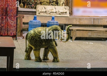 Ottone e Bronzo statua dell'Elefante display su una strada shop di Jodhpur Rajasthan Foto Stock