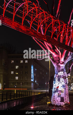 Varsavia, Polonia, 25 Nov, 2018: il filo spinato e il monumento di fronte al Museo della prigione di Pawiak, la più grande prigione tedesca a Varsavia durante il WW2. Foto Stock