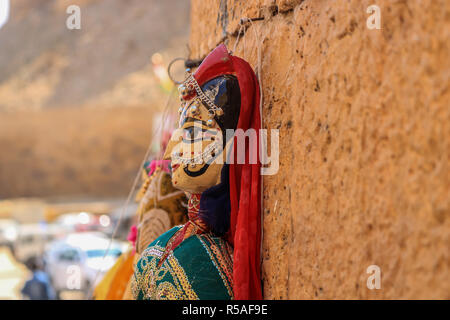 Rajasthani marionette (Kathputli) sono state visualizzate su un negozio a Mehrangarh Jodhpur, Rajasthan. Kathputli è una stringa Puppet Theatre, nativo di Rajasth Foto Stock