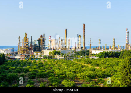 Porto di Milazzo raffineria di petrolio, una delle più grandi aree industriali in Sicilia, in provincia di Messina, Italia Foto Stock