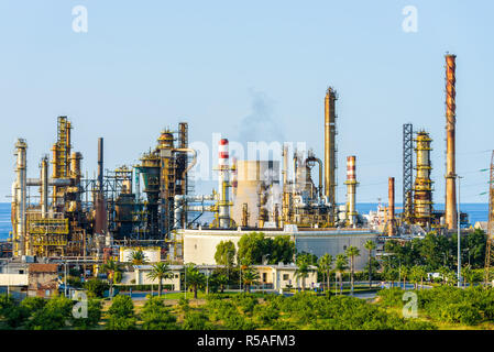 Porto di Milazzo raffineria di petrolio, una delle più grandi aree industriali in Sicilia, in provincia di Messina, Italia Foto Stock