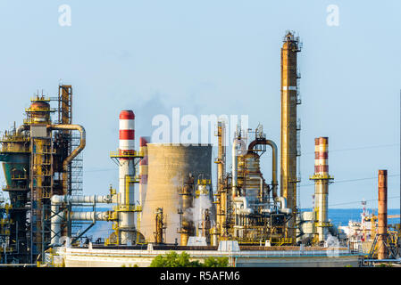 Porto di Milazzo raffineria di petrolio, una delle più grandi aree industriali in Sicilia, in provincia di Messina, Italia Foto Stock