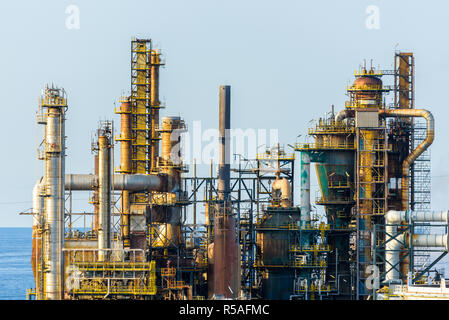 Porto di Milazzo raffineria di petrolio, una delle più grandi aree industriali in Sicilia, in provincia di Messina, Italia Foto Stock