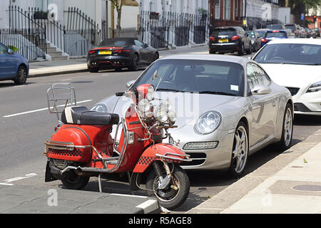Porsche e una Lambretta parcheggiato sulla strada in Chelsea Londra Foto Stock