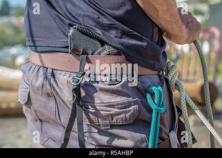 L'uomo nasconde la pistola dietro la schiena Foto Stock