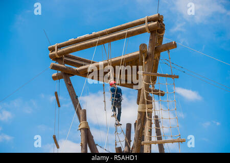 Extreme videografo professionista durante le riprese su torre scalare che funzionano in condizioni estreme Foto Stock