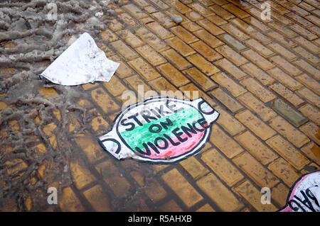 Cartellone contro la violenza nel fango a terra durante una delle proteste degli attivisti della FEMEN. I colori della bandiera della Bulgaria sono riportati sulla targhetta. Foto Stock