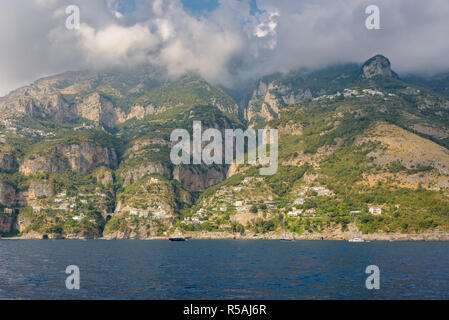 Dense nubi sulla costa di Amalfi Foto Stock