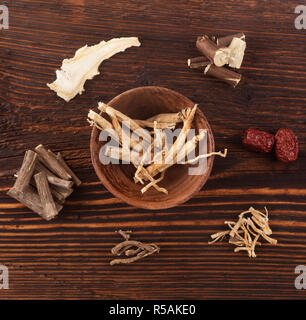 Ashwagandha e varie erbe mediche. Foto Stock