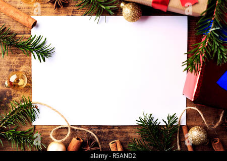 Composizione di natale. Regalo di natale, carta carta e rami. Buon Natale e Felice Anno Nuovo invito, biglietto di auguri sfondo. Foto Stock