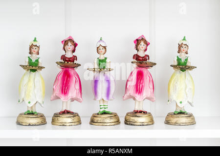 Raccolta di statuette di ragazze tenendo il vassoio Foto Stock