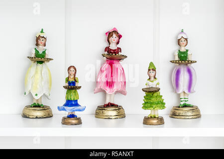 Raccolta di statuette di ragazze tenendo il vassoio Foto Stock