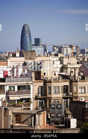 Torre Agbar, vista dal tetto di Casa Mila, Barcellona Foto Stock